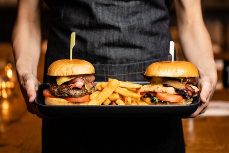 Η Ολυμπιάδα των burger επιστρέφει στην Αθήνα με κορυφαίο μουσικό line-up