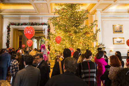 Το Ξενοδοχείο Μεγάλη Βρεταννία γιόρτασε την έναρξη της εορταστικής περιόδου με τη φωταγώγηση του Χριστουγεννιάτικου δέντρου