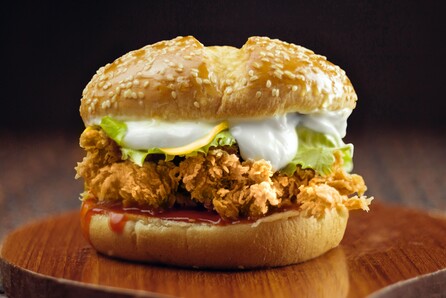To Crispy Chicken Burger μας ξανά συστήνεται