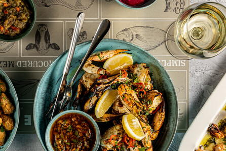 MEZZE Athens: Στην καρδιά της Αθήνας, στην οδό Μητροπόλεως, ξεκινά ένα ταξίδι γεμάτο γεύσεις της στεριάς και της θάλασσας, με πυξίδα την απλότητα, την αρμονία και τη ζεστασιά