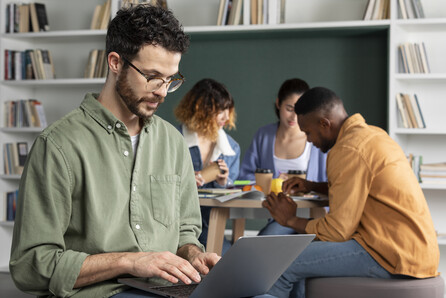 Η Έρευνα του 2023 της Deloitte για τους Gen Z και τους Millennials αποκαλύπτει την πρόοδο στον εργασιακό χώρο παρά τις νέες δυσκολίες