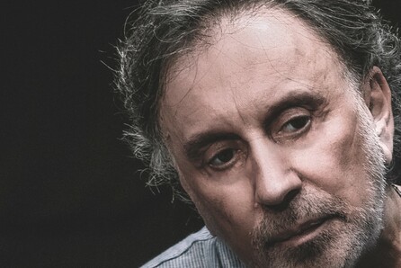Θεατρική ομάδα με τον σκηνοθέτη Κοραή Δαμάτη στην Αθηναϊκή Σκηνή