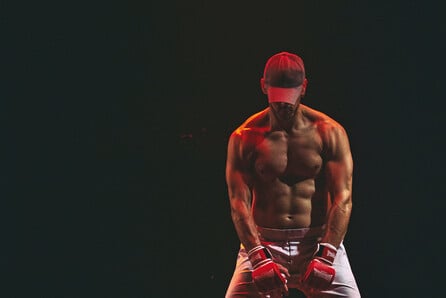 Ταπ Άουτ: Ένα ρινγκ επιβίωσης στήνεται στο θέατρο Μικρό Γκλόρια