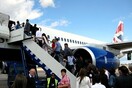 Υπάλληλος της ασφάλειας αεροδρομίου φωτογράφιζε κάτω από ...φούστες
