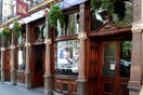 Το πρώτο bar-theatre εκπέμπει SOS