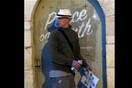 Είναι αυτός ο άντρας ο Banksy; Τουρίστας ισχυρίζεται ότι τον φωτογράφισε κρυφά στη Βηθλεέμ