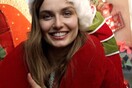 Το μοντέλο Andreea Diaconu μοιράζει δώρα στους δρόμους της Νέας Υόρκης