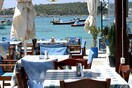 Μόνο μερικώς θα περάσει στους καταναλωτές η μείωση των τιμών λόγω ΦΠΑ