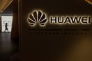 Huawei: Διπλασιάζει μισθούς και δίνει μπόνους στους εργαζόμενους γιατί βοήθησαν στον εμπορικό πόλεμο με τις ΗΠΑ