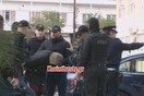 Έγκλημα στους Αγίους Θεοδώρους: Οργισμένοι συγγενείς προσπάθησαν να λιντσάρουν τους δολοφόνους της 73χρονης