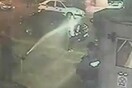 Βίντεο ντοκουμέντο: Αστυνομικοί βρέχουν με μάνικα γυναίκα έξω από το τμήμα στην Ομόνοια