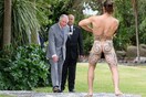 Πρίγκιπας Κάρολος: Το αμήχανο βλέμμα μπροστά στον «γυμνό» Μαορί