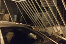 Ντοκουμέντο: Η στιγμή που το αυτοκίνητο «καρφώνεται» στο καθαριστήριο στον Κολωνό