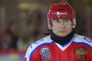 Ο Πούτιν έπαιξε σε νυχτερινό αγώνα χόκεϊ επί πάγου στην Κόκκινη Πλατεία