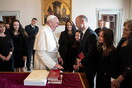 Ο πάπας Φραγκίσκος συναντήθηκε με τον πρωθυπουργό της Μάλτας