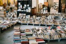 Παλαιοβιβλιοπωλείο των αστέγων: 10 βιβλία με 15 ευρώ για να ενισχυθεί η μετακίνηση σε μόνιμο χώρο