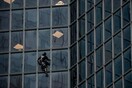 Ο Alain Robert σκαρφάλωσε σε πύργο του Παρισιού για να στηρίξει τους απεργούς