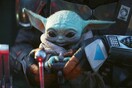 Star Wars: Ο George Lucas αγκαλιάζει στοργικά το μωρό Yoda στα παρασκήνια του Mandalorian