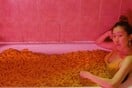 Cheeto Monster: Τα γαριδάκια ως το απόλυτο αφροδισιακό