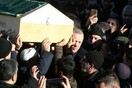 Τουρκία: Ο Ερντογάν στην κηδεία θυμάτων του σεισμού - Κρατούσε το φέρετρο