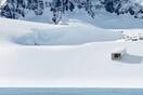 Ένα ξύλινο καταφύγιο που «γλιστράει» πάνω στις χιονισμένες πλαγιές