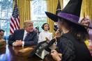 Ο Τραμπ κάλεσε παιδιά στο Λευκό Οίκο για το Halloween και ήταν η πιο άβολη συνάντηση όλων των εποχών