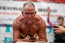 Ένας 62χρονος έσπασε το παγκόσμιο ρεκόρ στην άσκηση «σανίδα»