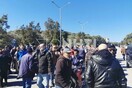 Μυτιλήνη: Πολίτες εμποδίζουν τη μεταφορά προσφύγων και μεταναστών στη Μόρια