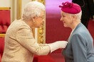 Κοροναϊός: Η βασίλισσα Ελισάβετ με γάντια σε τελετή απονομής τιμών, για πρώτη φορά έπειτα από δεκαετίες