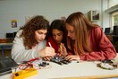Generation Next: Μαθήτριες από τα Χανιά δημιούργησαν ένα «έξυπνο» γάντι που αναγνωρίζει τη νοηματική