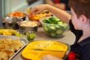 SOS από τη WWF για τα σχολικά γεύματα: Πετιέται πολύ φαγητό