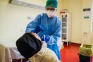 Κοροναϊός: Πέντε ημέρες θέλει να επωαστεί ο ιός - Εμφανίζουν συμπτώματα και μετά την καραντίνα