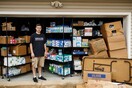Ένας έμπορος της Amazon έχει στην αποθήκη του 17.700 μπουκάλια απολυμαντικού χεριών αλλά δεν μπορεί να τα πουλήσει πουθενά