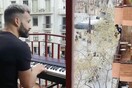 Ένας πιανίστας παίζει «My Heart Will Go On» από το μπαλκόνι του, μόνος του, μέχρι που ένας γείτονας ξεκινά να τον συνοδεύει στο σαξόφωνο