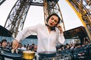 Αν αγαπάς την techno, τότε πρέπει να δεις αυτό το DJ set της Nina Kraviz πάνω στον πύργο του Άιφελ