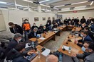 Ο Χαρδαλιάς απάντησε για τη φωτογραφία που τον δείχνει μαζί με πολύ κόσμο σε ένα δωμάτιο