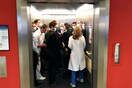 O Γερμανός υπ. Υγείας σε ασανσέρ με άλλα 13 άτομα - Η φωτογραφία που προκάλεσε αντιδράσεις