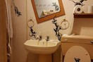 Το νέο έργο του Banksy βρίσκεται στην τουαλέτα του σπιτιού του