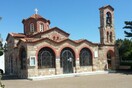 Προσαγωγή ιερέα στο Πικέρμι -Άνοιξε την εκκλησία για τους πιστούς