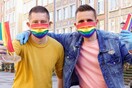 Πολωνία: Γκέι ζευγάρι μοιράζει μάσκες με ουράνιο τόξο κατά του κορωνοϊού και της προκατάληψης