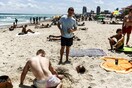 Κορωνοϊός: Γιατί διχάζει η έρευνα των ΗΠΑ που υποστηρίζει πως ήλιος, υγρασία και ζέστη τον αποδυναμώνουν
