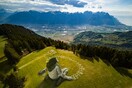 «Πέρα από την κρίση»: Ένα υπέροχο γκράφιτι για τον κορωνοϊό στις ελβετικές Άλπεις