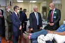 ΗΠΑ: Ο Μάικ Πενς αρνήθηκε να φορέσει μάσκα σε νοσοκομείο, αγνοώντας τους κανόνες - Σάλος με το βίντεο