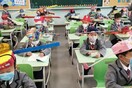 Κίνα: Οι μαθητές επιστρέφουν στα σχολεία - Μάσκες, θερμομετρήσεις και καπέλα με «κεραίες»