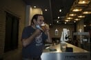 Ρομπότ «μπάρμαν» στη Σεβίλλη: Σερβίρει έως και 600 ποτήρια μπύρας την ώρα