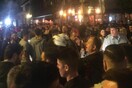 Θεσσαλονίκη: Τεράστιο πλήθος έξω από μπαρ για take away ποτά - Ένταση και αστυνομική παρέμβαση