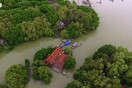 Ινδονησία: Η τελευταία οικογένεια, σε ένα χωριό που το «καταπίνει» η θάλασσα