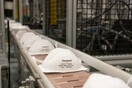 BBC: Ποιες μάσκες προσφέρουν καλύτερη προστασία από τον κορωνοϊό και γιατί