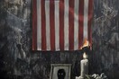 Ένα κερί μνήμης καίει την αστερόεσσα: Το έργο του Banksy για τον θάνατο του Τζορτζ Φλόιντ