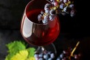 Οι οινοποιοί της Γαλλίας μετατρέπουν το αδιάθετο κρασί σε απολυμαντικό χεριών